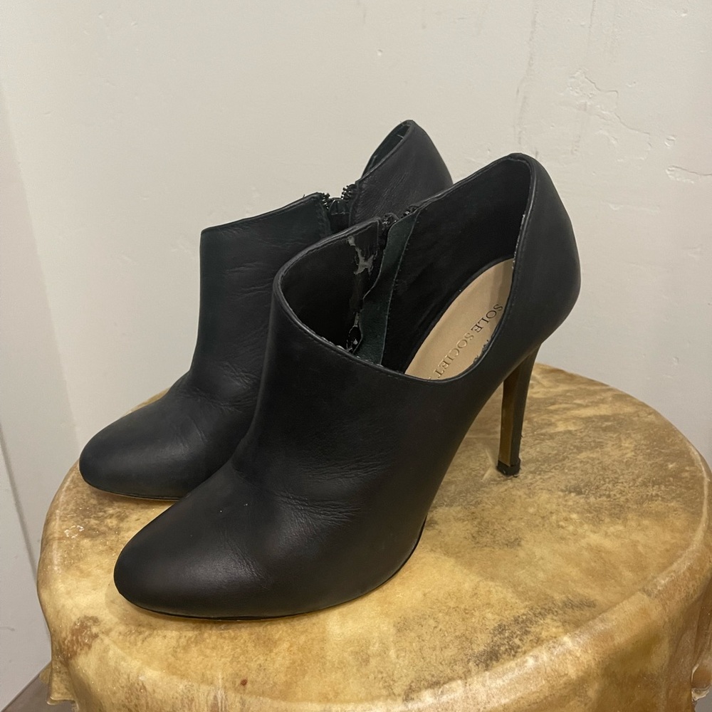 Super cute High/low cut top booties. Well loved